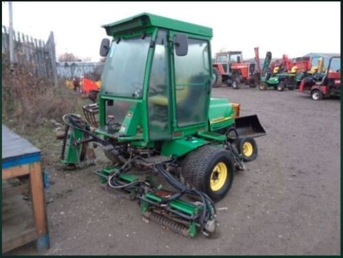 JOHN DEERE 3235B fairway mower with cab