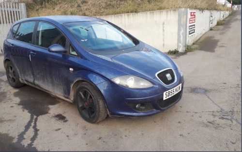 SEAT LEON 4 door petrol car (Blue) (SB55 KUW)