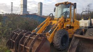 2000 JCB 411B loading shovel (s/n E0527669) with grab bucket