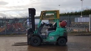 2015 MITSUBISHI FG25NT 2.5t gas driven forklift truck (s/n CF17E-53480) with duplex mast