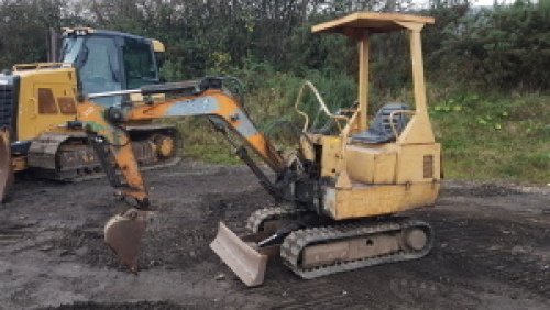 HANIX 1.5t rubber tracked excavator c/w bucket & blade