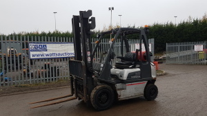 2011 NISSAN 2t gas driven forklift truck (s/n E701437) with duplex mast