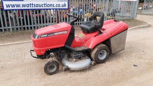 HONDA 2218 18hp hydrostatic petrol ride on mower c/w collector