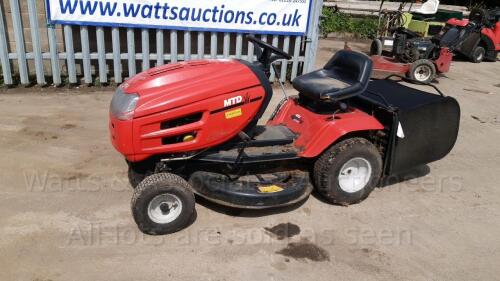 MTD J/136 ride on mower c/w collection box