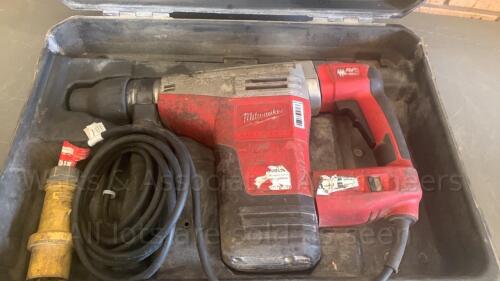 MILWAUKEE 110v breaker c/w case