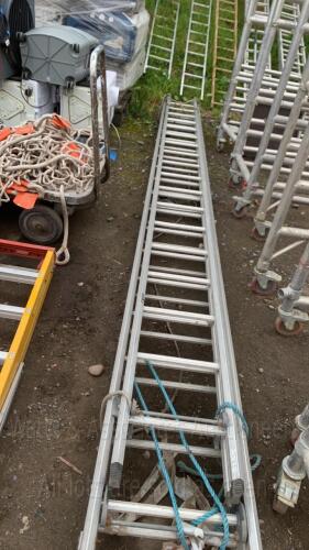 Aluminium triple extension ladder