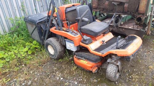 2004 KUBOTA GZD15 diesel zero turn mower c/w Glide Cut high tip collector (s/n 60155) (oil leak)