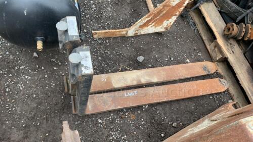 Pair of pallet tines