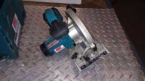 2017 MAKITA DSS611 18v cordless circular saw c/w box