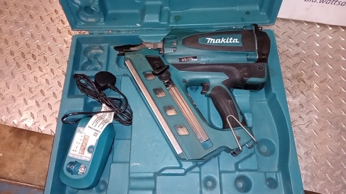 MAKITA GN900 cordless nail gun c/w case