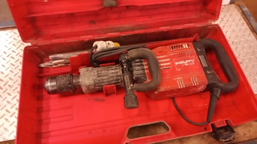 HILTI TE905AVR 110v breaker c/w case