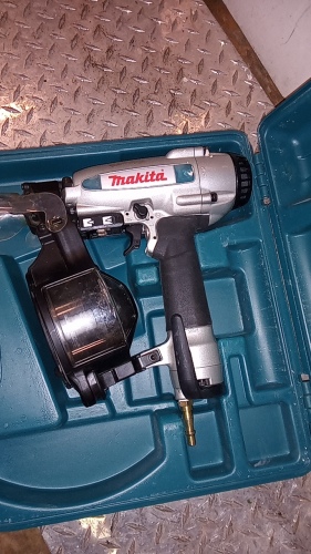 MAKITA AN504 pneumatic nailer c/w case