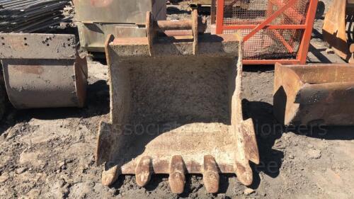 CASE 1m digger bucket with teeth (65mm pins)