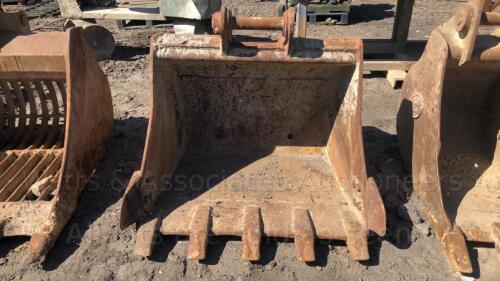 44'' digger bucket with teeth (65mm pins)