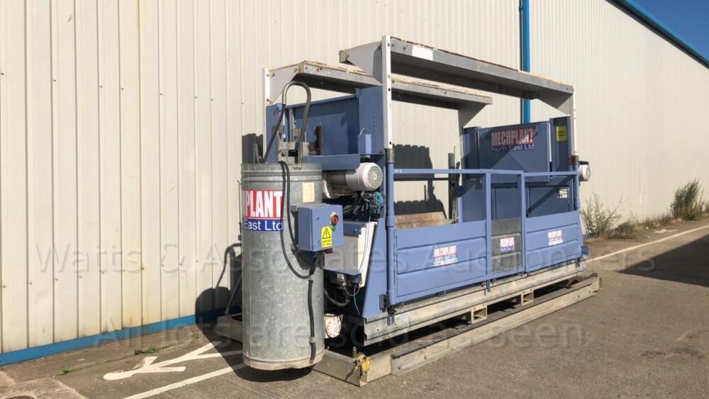 2005 GEDA 1500ZZP Type 1 passenger/materials hoist unit with roof