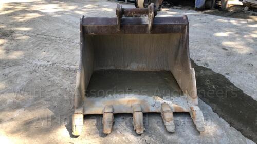 46'' digger bucket with teeth (65mm pins) (located HAGG WOOD yard)