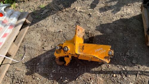 Hydraulic pick up hitch