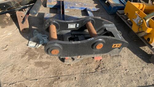 Hydraulic quick hitch (to suit 14t excavator) (65mm pins)