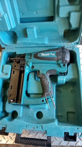 MAKITA GF600 gas nail gun c/w case