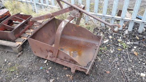 MASSEY FERGUSON tipping earth scoop