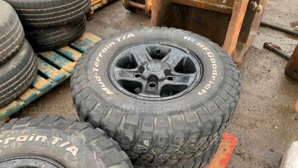 4 x LAND ROVER alloy wheels & BF GOODRICH MUD TERRAIN T/A LT265/75R16 ...