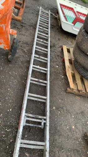 Double aluminium extension ladder