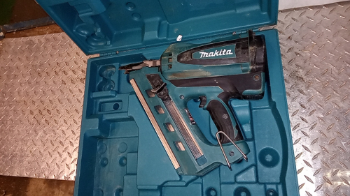 MAKITA GN900 cordless nail gun c/w case