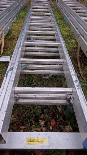 Aluminium triple extension ladder