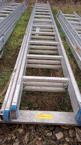 Aluminium triple extension ladder