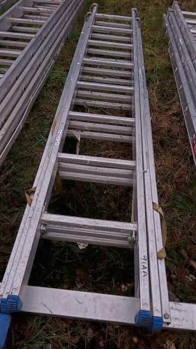 Aluminium triple extension ladder