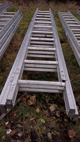 Aluminium triple extension ladder