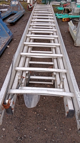 Aluminium triple extension ladder