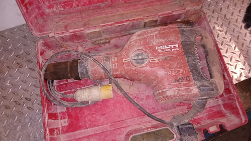 HILTI TE706 110v breaker c/w case