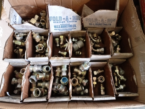 Box of hydraulic adaptors