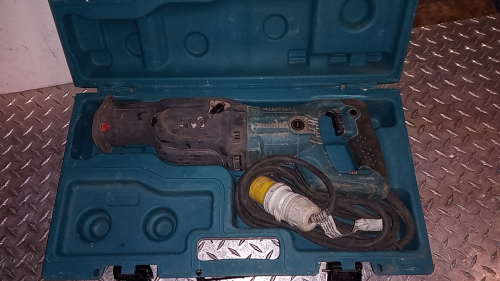 MAKITA 110v reciprocating saw c/w case