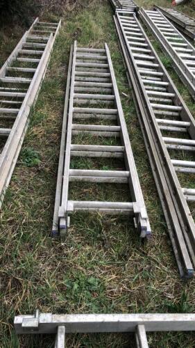 Aluminium double extendable ladder