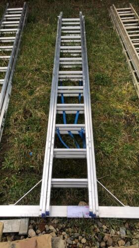 Aluminium triple extendable ladder