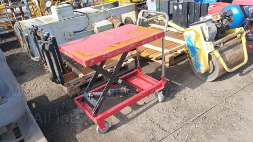 2 x manual lifting work tables