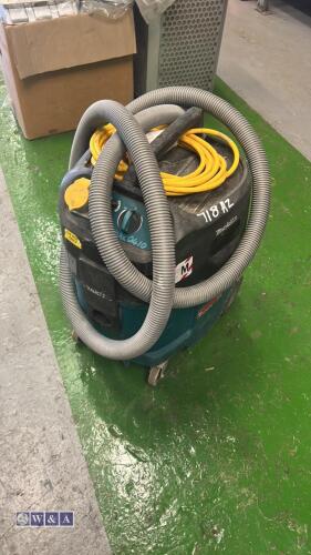 MAKITA 110v vacuum c/w pipe