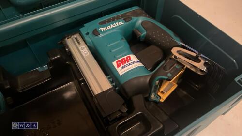 MAKITA DST221 18v stapler c/w case