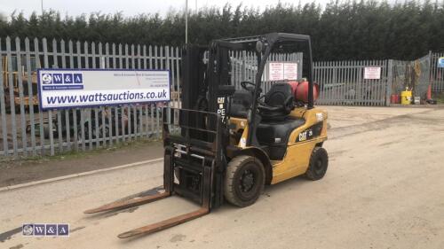 2010 CATERPILLAR GP25 gas forklift truck (s/n 53123) with triplex mast & fork positioner