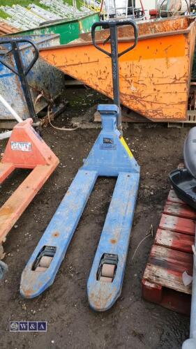 2000kg manual pallet truck c/w weight scales