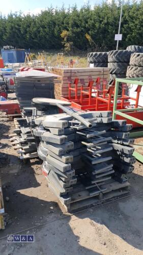 3 x pallets of plastic road signs