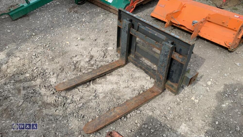Tractor forks (to suit QUICKE loader) Day 1 Carlton LIVE SALE