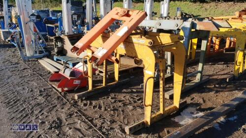 Telehandler block grab attachment