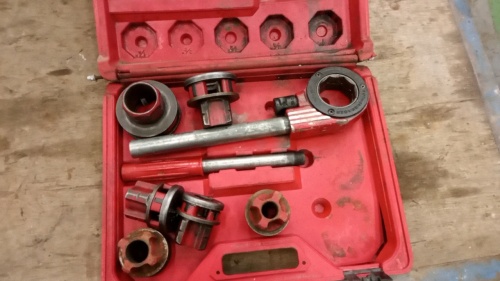 Pipe threading set c/w case