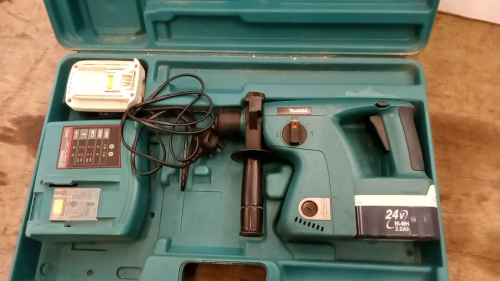 MAKITA 24v cordless breaker c/w case