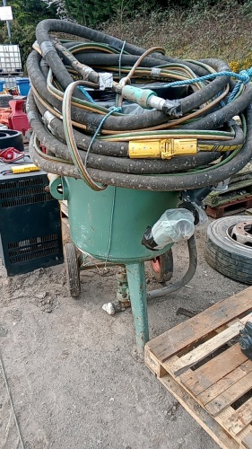 HODGE CLEMCO shot blasting pot c/w hose (s/n 1148)