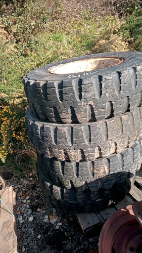 4 x DUNLOP 12.5R20 wheels & tyres (LV)