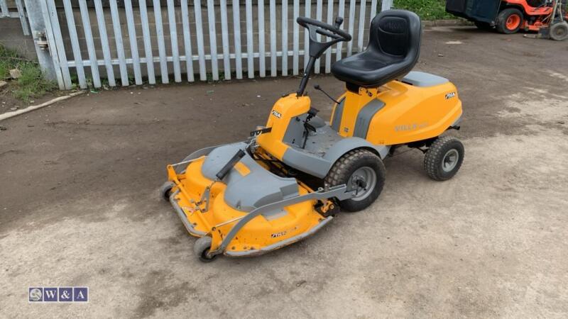 2011 STIGA VILLA silent outfront mulching mower c/w 105 combi electric lift deck, Honda engine, hydrostatic drive (s/n 110526125A)